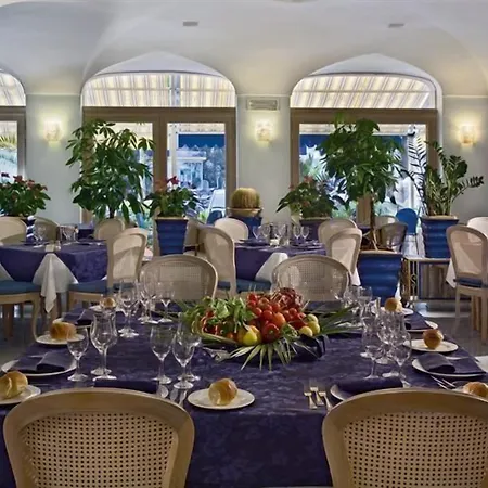 亚拉贡宫温泉酒店