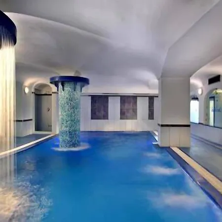 亚拉贡宫温泉酒店