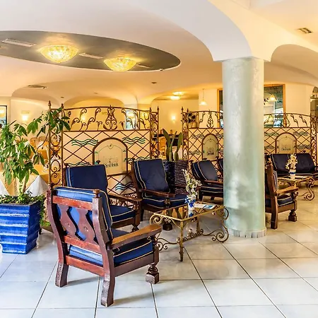 亚拉贡宫温泉酒店 4*