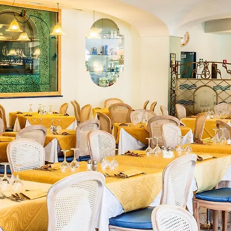 亚拉贡宫温泉酒店 4*