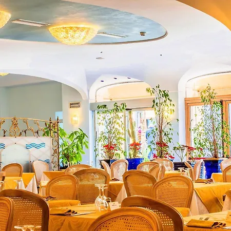 亚拉贡宫温泉酒店