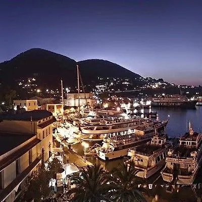 Ξενοδοχείο Aragona Palace & 4*